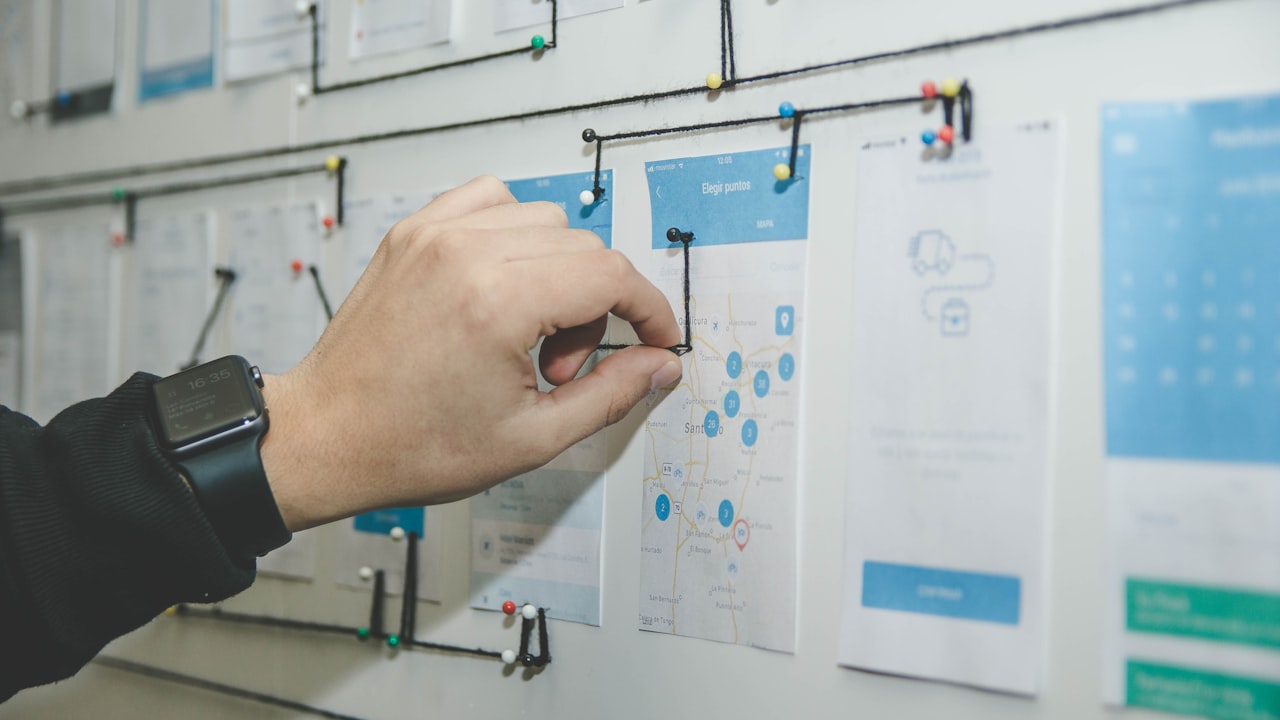 Equipe analisando processos empresariais, fluxos operacionais e oportunidades de automação