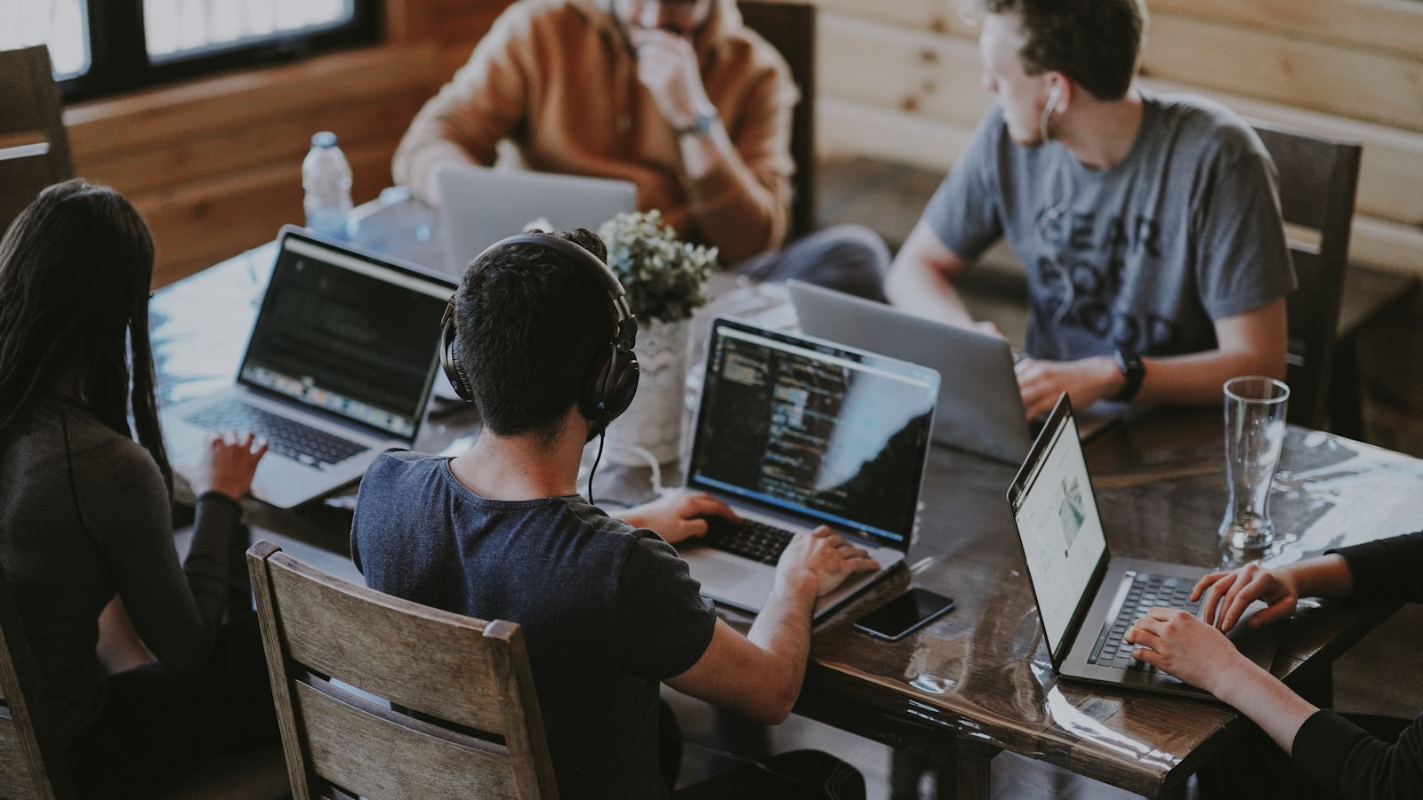 Time de desenvolvimento discutindo arquitetura e implementação de software